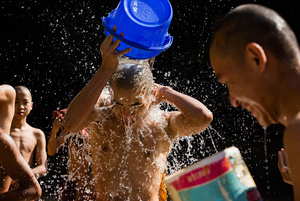 Early morning bath of the buddhist monks in Loikaw - Myanmar
