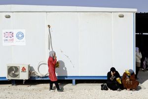 Young girls eating crisps while waiting for medical aid. © Tom Verbruggen