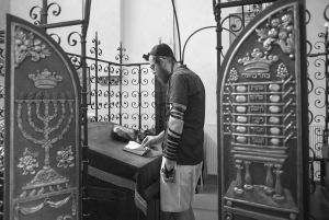 Mike Mandel praying in the Kuba Synagogue.