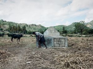 Louloue (32), Combo Saline, Haiti - Qui repose dans ce tombeau? Chantale, Ti Ben et ma nièce - Pourquoi aimez vous aller sur cette tombe? "Pour aller se poser tranquillement, faire sècher le linge" - Rmq; l'état n'assure pas derrière alors on fait nous-même!