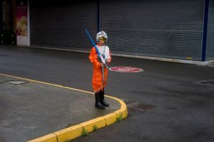 A kid dressed like a Star Wars rebe. Gijón. 2016