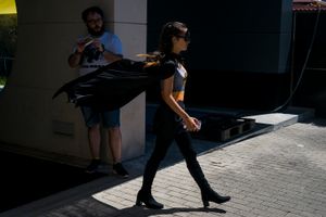 Batgirl walks under the look of a strange. Gijón. 2016
