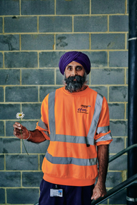 Jawahar Singh Hundal, Porter with Leucanthemum vulgare