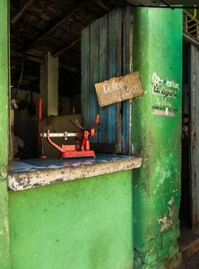F-Emmanuel-Bastien-still-life-commerce in Cuba-13
