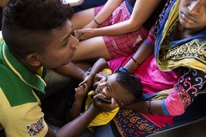 Family, Train ride, Sri Lanka