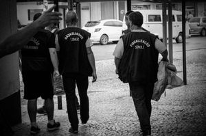 "Na mira fácil busco um por um, destrava as rima, click clack" Well