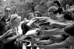 give an autograph