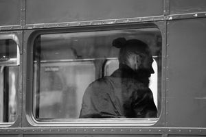 Jeune homme dans l`autobus