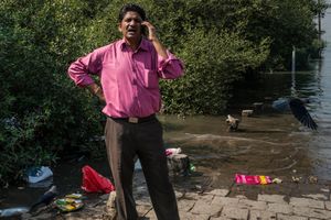 Uomo con la camicia rosa.