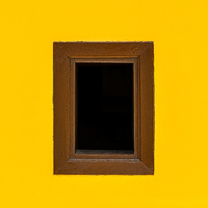 With emptiness inside. Con dentro del vuoto.