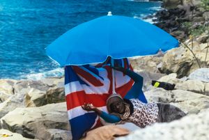 2015, french italian border is closed, several hundred people, survivors of Mediterranean, are stopped in there road for freedom.