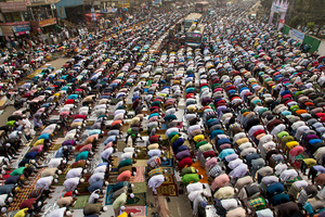 Devotees offer Jummah prayers during the first day of congregations on the highway.