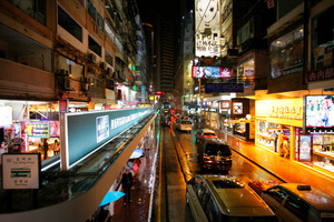 And night doesn't bring appeasement. In the rainy night Hong Kong even more transformed because each drop begins to reflect the lights of the city.