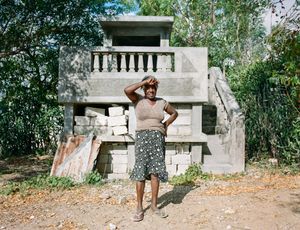 Madame Exel (58) - Corridor, Haiti - Qui repose dans ce tombeau? " Le caveau est libre mais j'irai quand je mourrai!" - Qui a dessiné ce monument? Boss solide l'a construit en 2005