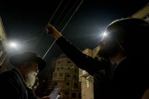 Community Shomer instructs the crowds