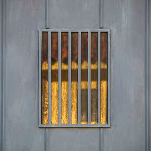 A widow on the door, reflected / Finestra sulla porta, riflessa.