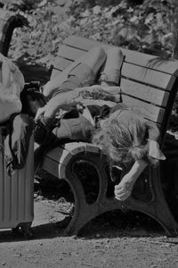 Femme couchée sur un banc