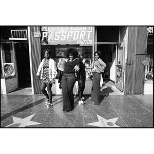 𝗧𝗶𝘁𝗹𝗲: ‘Stylin’ | 𝗟𝗼𝗰𝗮𝘁𝗶𝗼𝗻: Hollywood Blvd., California | 𝗬𝗲𝗮𝗿: 1974