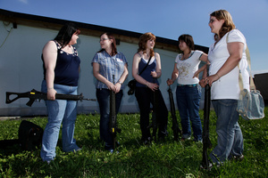 Young women at the marksmen's Festival | Participantes à la fête federal de tir, Gruyère