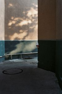 The silence of moving walls