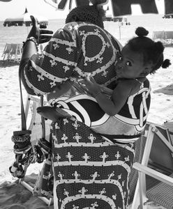 Custom jewellery seller and her daughter on the beach of Riccione 2015
