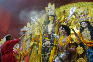 Mother’s worship begins with Aarti and chanting of holy mantras