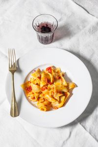 Pasta con pomodoro e mozzarella