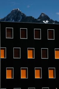 Siège de la plus grande entreprise de construction du canton, sur fond de Dent de Broc et Dent du Chamois, Epagny, Gruyère.
