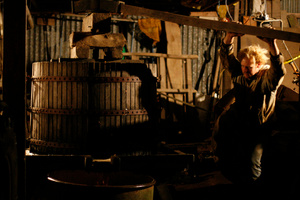 Manual operation of the cider press