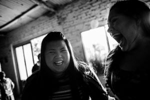Stefi and Dai laugh at Mia's first birthday party. © Sarah Pabst