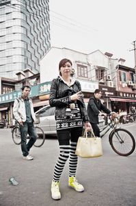 Shopping Girl w. Yellow Bag