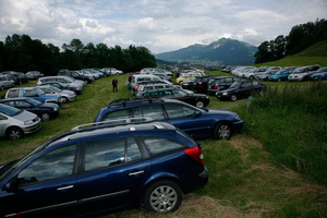 Fête de la St. Jean, Chateau de Gruyère. Mobilité automobile et parking dans le pré.