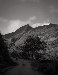 Montañas y motociclista.
