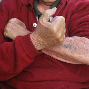 Leon Schwarzbaum zeigt, wie er mit einem rostigen Nagel tätowiert wurde