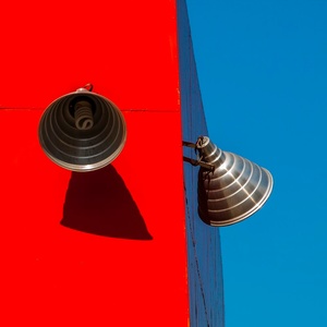 Contradictory ideas. /Con dellle idee contraddittorie.