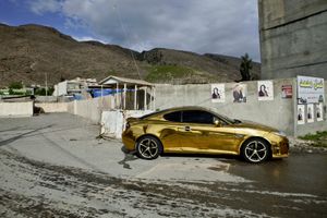 Gold-pimped Hyundai Coupé 'Kurdi-style' in Rawanduz. The owner, a young Kurd in his mid-twenties, made and handpainted the body work himself. © Tom Verbruggen