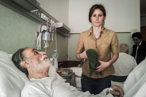 Mere gives support and relief  to her father, hospitalized in the cardiac  care unit for recursive heart problems. © Riccardo Budini / UnFrame
