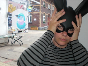 "Sad Mad Hattress" "Traurige Verrückte Hutmacherin"