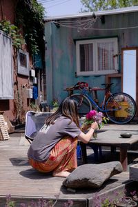 DURU ARRANGING FLOWERS