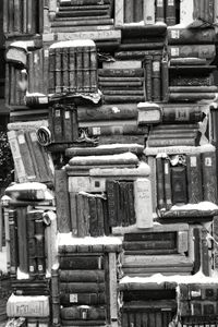 "I stepped into the bookshop and breathed in that perfume of paper and magic that strangely no one had ever thought of bottling" (Carlos Ruiz Zafón) ...
