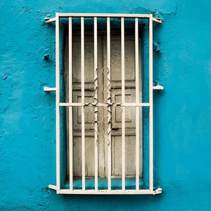 Any window, another. /Qualche finestra, un'altra però.