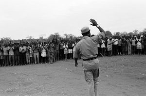 Machel no local do massacre de Wiriyamu