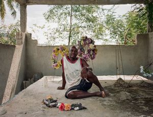 Atilise Lui (56), Aquin, Haiti - Qui repose dans ce tombeau? Mon fils Vanelle et ma fille Filosia y sont déjà - Pourquoi aimez vous aller sur cette tombe? "Je vais me poser là pour parler et réfléchir à mes problèmes" - Qui a dessiné ce monument? C'est boss Jean-Claude qui a dessiné ce tombeau il y a 7 ans