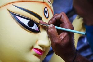 Master artist working on the idol’s eye – “CHAKSHU DAAN”.