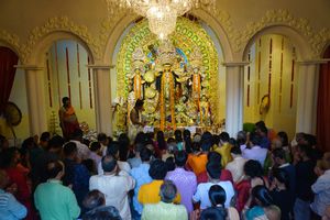 Devotees que up for prayers – “Anjali pradaan”.
