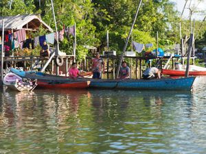 Men after fishing (Saracá river community, Pará, Amazônia, Brazil)