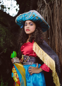 Colonial Girl Torovendo