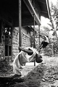 Fatuma and Kadija play at their home © Nicola Angelo Mangia