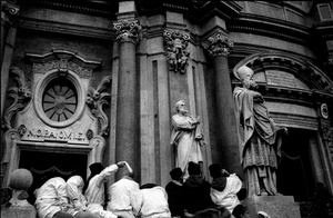 In segno di saluto alla Santa si agitano dei fazzoletti bianchi.