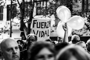 El apoyo en un cartel.